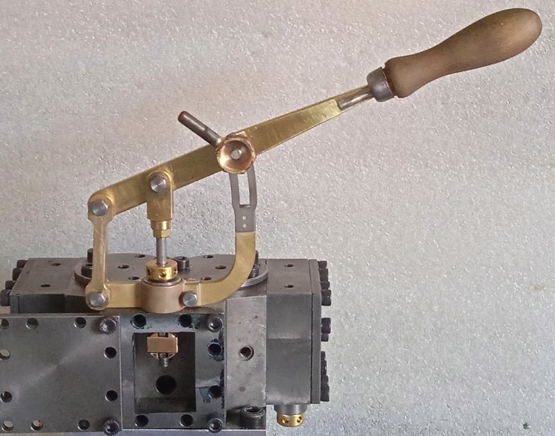 Throttle valve lever in &quot;full throttle&quot;-position